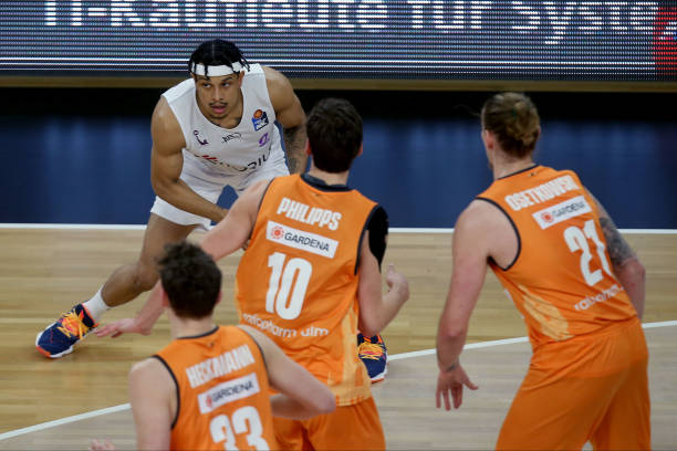 TA：曼联有意尤尔曼德和沃顿，正在谈判出售加纳乔、霍伊伦和桑乔