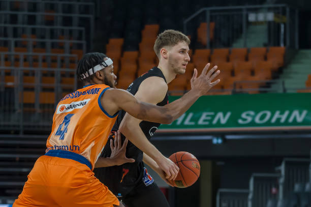 国安球员和球迷在冷静下来后进行沟通，最终达成谅解