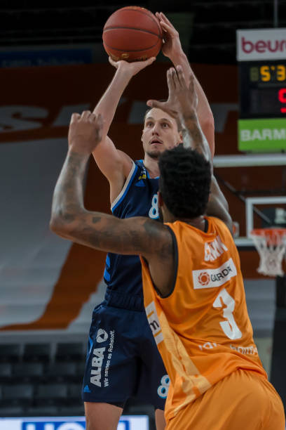 欧冠惊现篮球比分！巴黎热刺8球对攻创纪录，维蒂尼亚戴帽背后藏着的惊天秘密