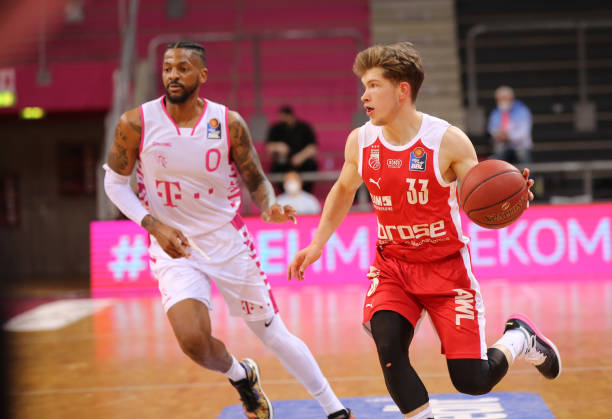 欧冠惊现篮球比分！巴黎热刺8球对攻创纪录，维蒂尼亚戴帽背后藏着的惊天秘密